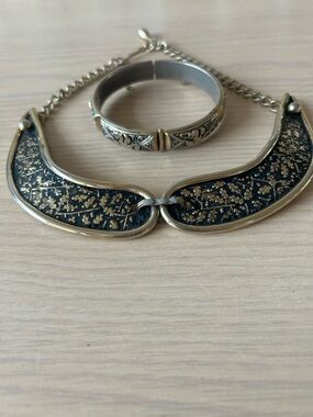 Vintage-Inspired Black and Gold Collar Necklace Floral Bracelet Set